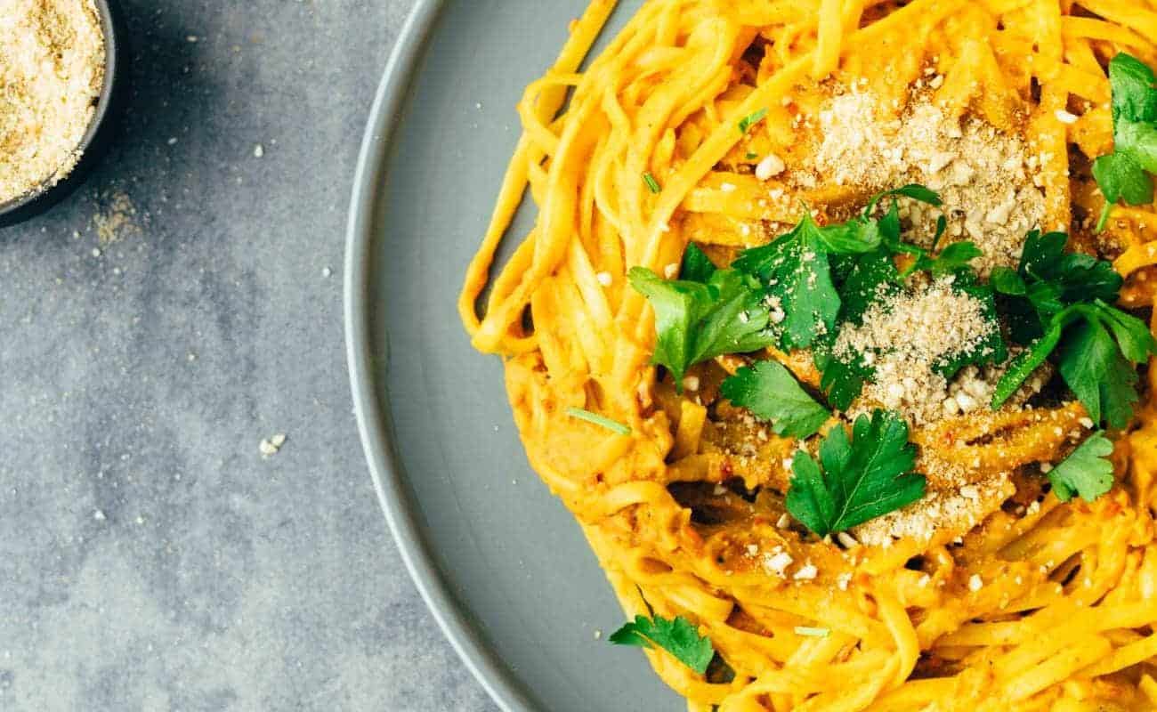 Vegan pasta with paprika nut sauce — VEGANE VIBES