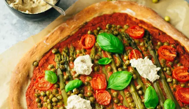Pizza with ricotta and green asparagus (vegan)