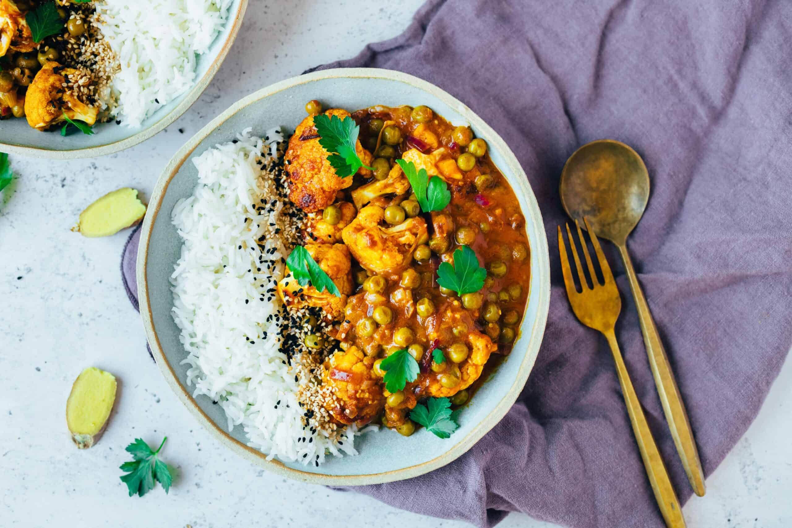 Baked cauliflower curry with peas