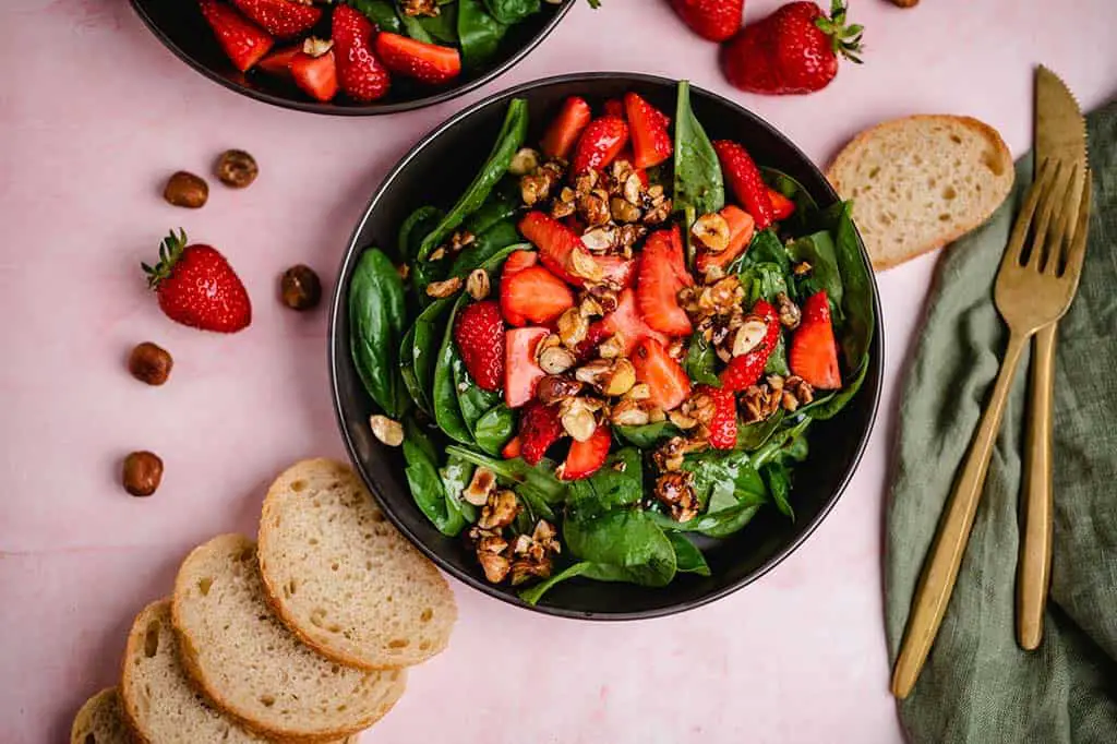 Vegan strawberry spinach salad with hazelnuts