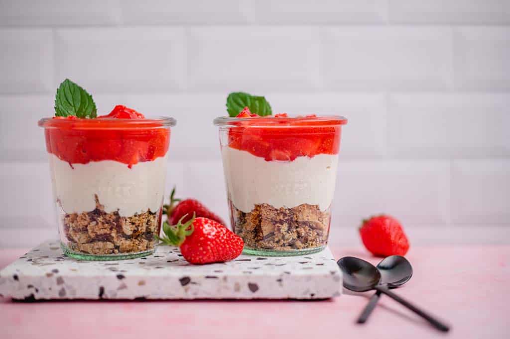 Quick vegan strawberry dessert in a jar — VEGANE VIBES