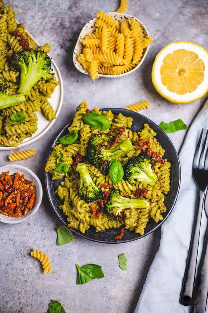 Brokkoli Nudelsalat mit Hanf-Pesto (vegan)