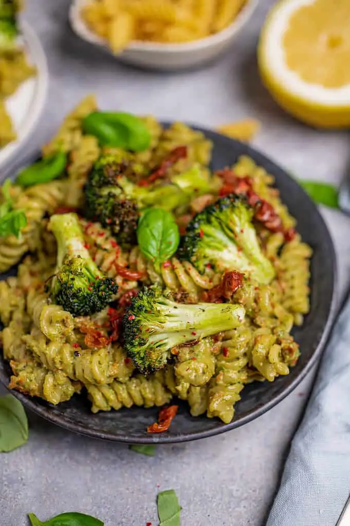 Brokkoli Nudelsalat mit Hanf-Pesto (vegan)