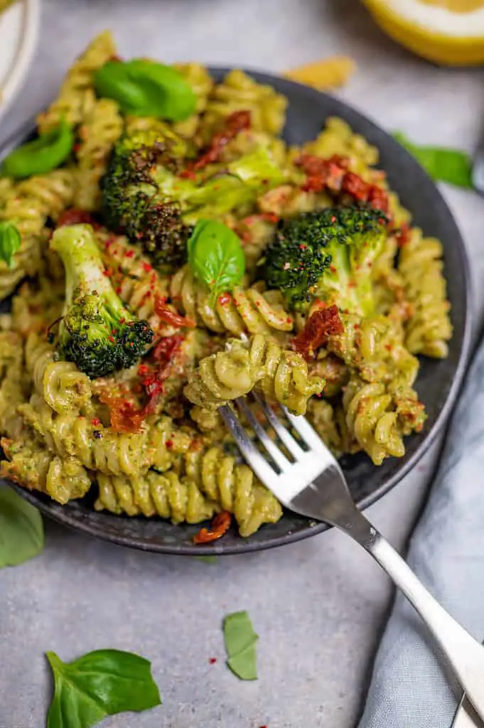 Brokkoli Nudelsalat mit Hanf-Pesto (vegan)