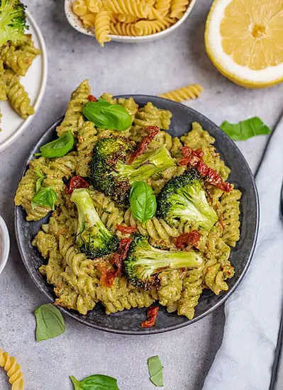 Brokkoli Nudelsalat mit Hanf-Pesto (vegan)